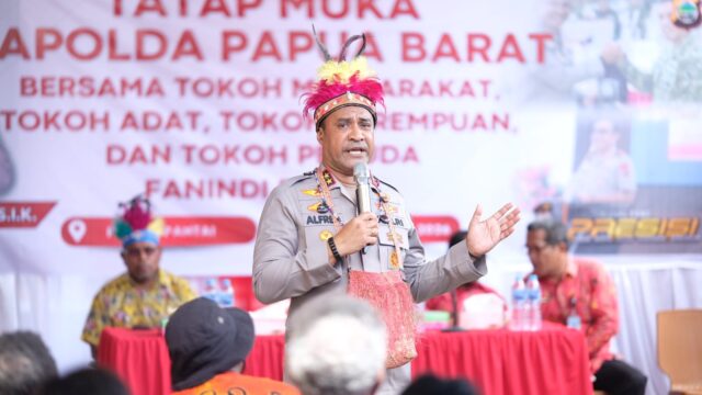 Kapolda Papua Barat Berikan Tali Asih dan Bakti Kesehatan Bersama Masyarakat Fanindi Pantai.